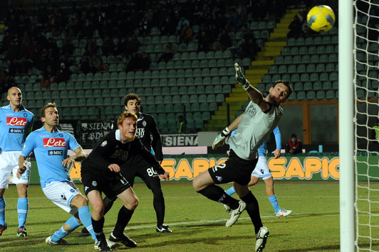 Un dei pali colpiti dal Napoli